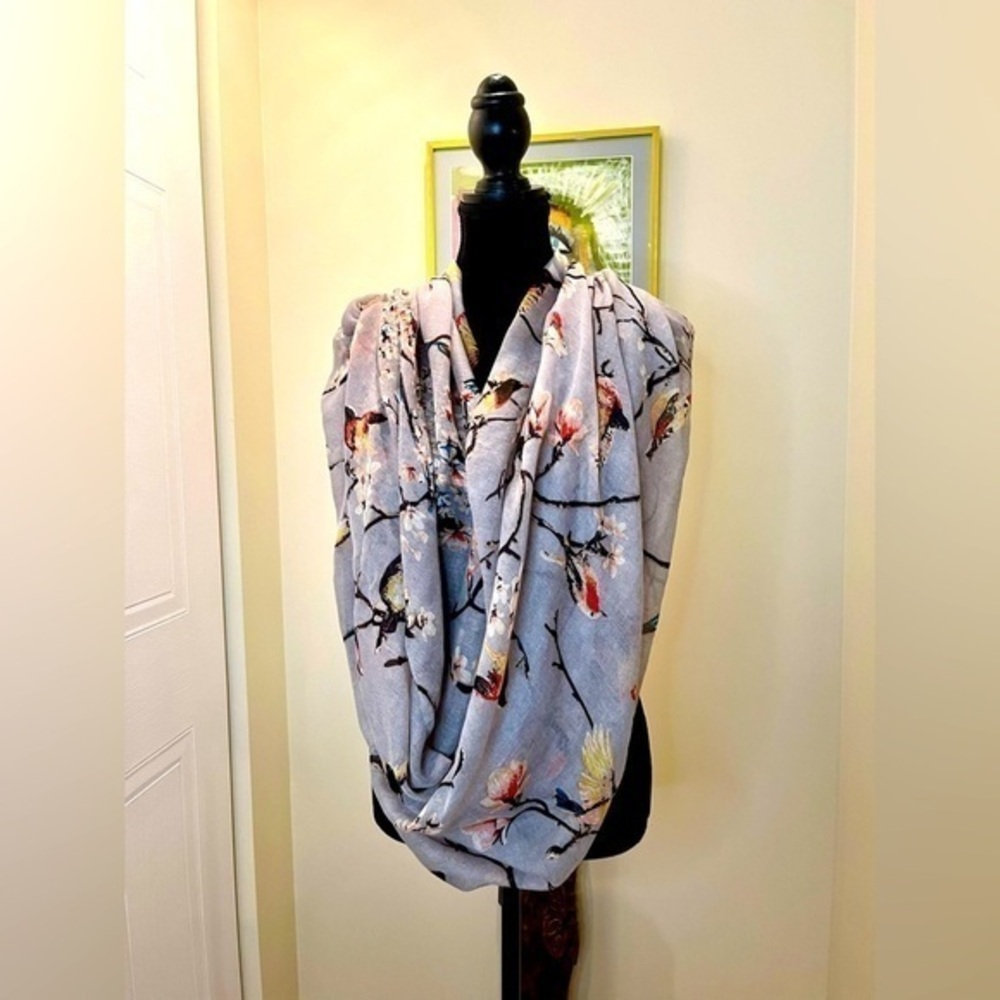 🆒🧣🩶🐦 Simons infinity scarf w/ bird & branches motif, light grey base fabric
